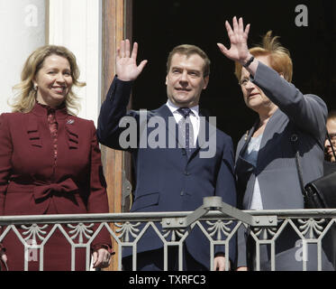 Il Presidente russo Dmitry Medvedev (C) con la moglie Svetlana (L) e la controparte finlandese Tarja Halonen stare su un balcone del Palazzo Presidenziale di Helsinki il 20 aprile 2009 presso i primi giorni della sua due giorni di visita di stato in Finlandia. (UPI foto/Anatoli Zhdanov) Foto Stock