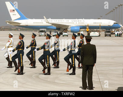 Onore cinese soldati di guardia pratica accanto a U.S. Il segretario di Stato John Kerry piano (Sfondo) prima dell'arrivo della Air Force One e U.S. Il presidente Barack Obama per il vertice del G20 di Hangzhou, la capitale della provincia di Zhejiang, in data 3 settembre 2016. Come Obama arriva in Cina per il suo ultimo vertice G20, Casa Bianca i funzionari hanno anche suggerito che una riunione a margine del vertice con il presidente russo Vladimir Putin è probabile. Foto di Stefano rasoio /UPI Foto Stock