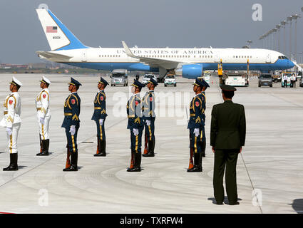 Onore cinese soldati di guardia pratica accanto a U.S. Il segretario di Stato John Kerry piano (Sfondo) prima dell'arrivo della Air Force One e U.S. Il presidente Barack Obama per il vertice del G20 di Hangzhou, la capitale della provincia di Zhejiang, in data 3 settembre 2016. Come Obama arriva in Cina per il suo ultimo vertice G20, Casa Bianca i funzionari hanno anche suggerito che una riunione a margine del vertice con il presidente russo Vladimir Putin è probabile. Foto di Stefano rasoio /UPI Foto Stock