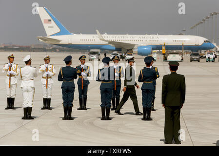 Onore cinese soldati di guardia pratica accanto a U.S. Il segretario di Stato John Kerry piano (Sfondo) prima dell'arrivo della Air Force One e U.S. Il presidente Barack Obama per il vertice del G20 di Hangzhou, la capitale della provincia di Zhejiang, in data 3 settembre 2016. Come Obama arriva in Cina per il suo ultimo vertice G20, Casa Bianca i funzionari hanno anche suggerito che una riunione a margine del vertice con il presidente russo Vladimir Putin è probabile. Foto di Stefano rasoio /UPI Foto Stock