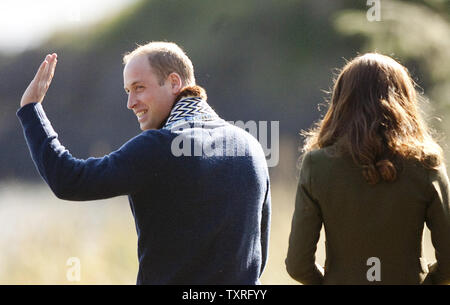Il principe William onde come lui e la sua moglie Kate, il Duca e la Duchessa di Cambridge lasciare il carving in casa il Haida Heritage Centre e Museo a Kaay Llnagaayin, Haida Gwaii, BC durante il 2016 Royal tour della British Columbia (BC) e dello Yukon, Settembre 30, 2016. UPI/Heinz Ruckemann Foto Stock
