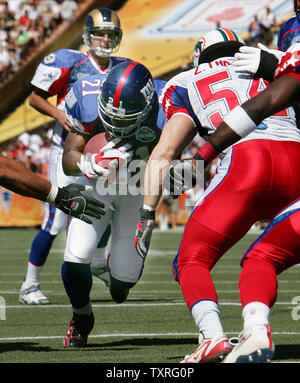 RB Tiki Barbiere di NFC New York Giants precipita attraverso un foro nella difesa nella NFL Pro Bowl all'Aloha Stadium di Honolulu il 10 febbraio 2007. Barbiere ha annunciato che andrà in pensione dopo il Pro Bowl. (UPI foto/David Allio) Foto Stock