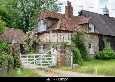 In mattoni e pietra focaia cottage in Turville villaggio in Chilterns. Buckinghamshire, Inghilterra Foto Stock