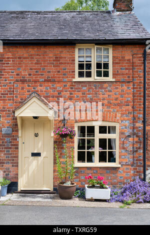 Periodo di mattoni rossi in cottage Turville villaggio in Chilterns. Buckinghamshire, Inghilterra Foto Stock