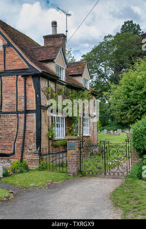 Periodo cottages di Turville villaggio in Chilterns. Buckinghamshire, Inghilterra. Foto Stock