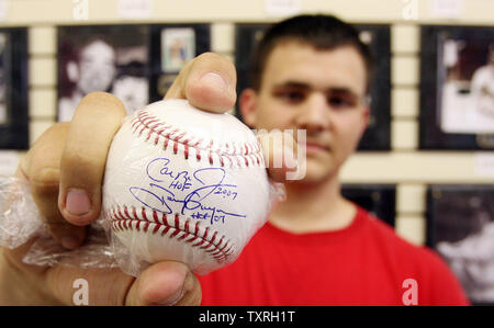 Aaron Bogart America Giochi visualizza un baseball del valore di AUD 550 con gli autografi di questo anno la inductees al National Baseball Hall of Fame, ex Baltimore Orioles player Cal Ripken Jr e ex San Diego Padres giocatore Tony Gwynn, in Cooperstown, New York il 26 luglio 2007. I due parteciperanno a una cerimonia con quasi 40 altri Hall of Fame membri su luglio 30. (UPI foto/Bill Greenblatt) Foto Stock