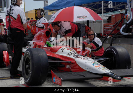 A Homestead Speedway a Homestead, Florida, il pit crew di Dario Francitti effettuare le regolazioni finali per la sua vettura da gara poco prima della prima sessione di prove libere della Toyota Indy 300 il 24 marzo 2006. (UPI foto/Marino/Cantrell) Foto Stock