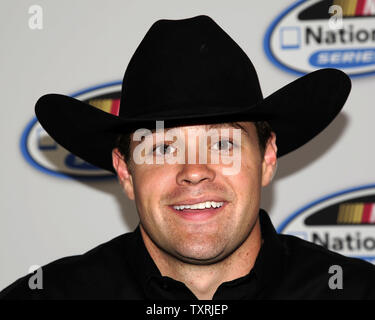 NASCAR Nationwide Series Championship contender Ricky Stenhouse Jr fiume della vettura numero 6 Cargill/NN. Ford pone per le foto in seguito ad una conferenza stampa presso la Homestead-Miami Speedway a Homestead, Florida il 15 novembre 2012. Stenhouse gareggerà nella Ford EcoBoost 300 campionato su Sabato, 17 novembre 2012 durante la Ford Championship weekend. .UPI/Joe Marino-Bill Cantrell Foto Stock