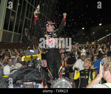 NASCAR Sprint Cup Series Championship, Ford EcoBoost 400 vincitore Jeff Gordon, che guidava auto # 24 Dupont 20 Chevrolet festeggia al Winner's Circle dopo la sua vittoria al Homestead-Miami Speedway a Homestead, Florida il 18 novembre 2012. Gordon ha completato la gara in 2:48:59 ad una velocità media di 142 km/h..UPI/Joe Marino-Bill Cantrell Foto Stock