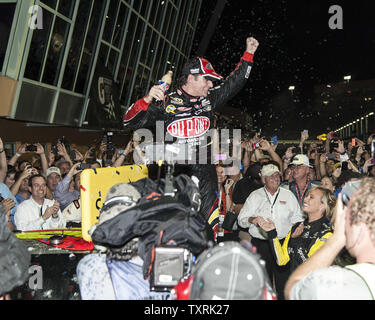 NASCAR Sprint Cup Series Championship, Ford EcoBoost 400 vincitore Jeff Gordon, che guidava auto # 24 Dupont 20 Chevrolet festeggia al Winner's Circle dopo la sua vittoria al Homestead-Miami Speedway a Homestead, Florida il 18 novembre 2012. Gordon ha completato la gara in 2:48:59 ad una velocità media di 142 km/h..UPI/Joe Marino-Bill Cantrell Foto Stock