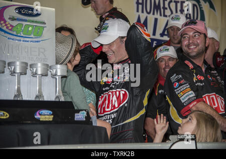 NASCAR Sprint Cup Series Championship, Ford EcoBoost 400 vincitore Jeff Gordon, che guidava auto # 24 Dupont 20 Chevrolet festeggia al Winner's Circle dopo la sua vittoria al Homestead-Miami Speedway a Homestead, Florida il 18 novembre 2012. Gordon ha completato la gara in 2:48:59 ad una velocità media di 142 km/h..UPI/Joe Marino-Bill Cantrell Foto Stock