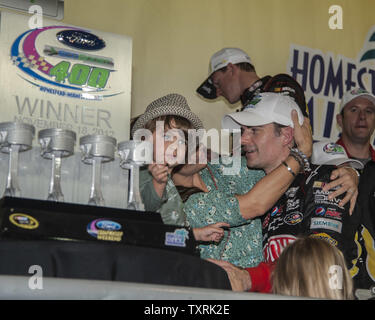 NASCAR Sprint Cup Series Championship, Ford EcoBoost 400 vincitore Jeff Gordon, che guidava auto # 24 Dupont 20 Chevrolet festeggia al Winner's Circle dopo la sua vittoria al Homestead-Miami Speedway a Homestead, Florida il 18 novembre 2012. Gordon ha completato la gara in 2:48:59 ad una velocità media di 142 km/h..UPI/Joe Marino-Bill Cantrell Foto Stock