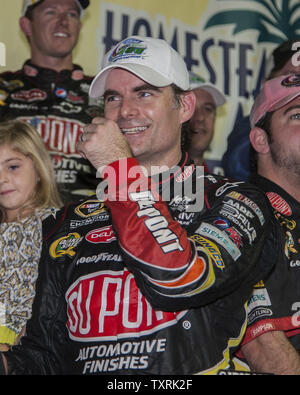 NASCAR Sprint Cup Series Championship, Ford EcoBoost 400 vincitore Jeff Gordon, che guidava auto # 24 Dupont 20 Chevrolet festeggia al Winner's Circle dopo la sua vittoria al Homestead-Miami Speedway a Homestead, Florida il 18 novembre 2012. Gordon ha completato la gara in 2:48:59 ad una velocità media di 142 km/h..UPI/Joe Marino-Bill Cantrell Foto Stock