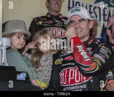 NASCAR Sprint Cup Series Championship, Ford EcoBoost 400 vincitore Jeff Gordon, che guidava auto # 24 Dupont 20 Chevrolet festeggia al Winner's Circle con i suoi figli dopo la sua vittoria al Homestead-Miami Speedway a Homestead, Florida il 18 novembre 2012. Gordon ha completato la gara in 2:48:59 ad una velocità media di 142 km/h..UPI/Joe Marino-Bill Cantrell Foto Stock