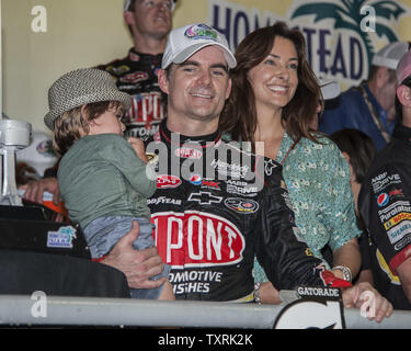 NASCAR Sprint Cup Series Championship, Ford EcoBoost 400 vincitore Jeff Gordon, che guidava auto # 24 Dupont 20 Chevrolet festeggia al vincitore il cerchio con la sua famiglia dopo la sua vittoria al Homestead-Miami Speedway a Homestead, Florida il 18 novembre 2012. Gordon ha completato la gara in 2:48:59 ad una velocità media di 142 km/h..UPI/Joe Marino-Bill Cantrell Foto Stock