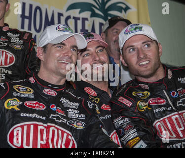 NASCAR Sprint Cup Series Championship, Ford EcoBoost 400 vincitore Jeff Gordon, che guidava auto # 24 Dupont 20 Chevrolet festeggia al Winner's Circle dopo la sua vittoria al Homestead-Miami Speedway a Homestead, Florida il 18 novembre 2012. Gordon ha completato la gara in 2:48:59 ad una velocità media di 142 km/h..UPI/Joe Marino-Bill Cantrell Foto Stock