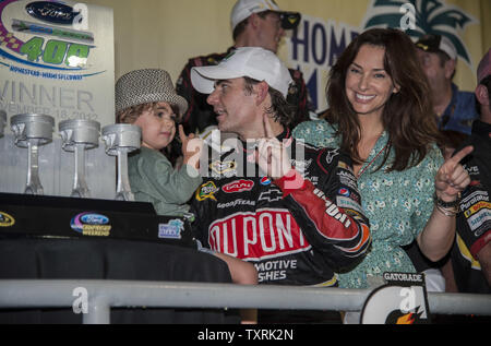 NASCAR Sprint Cup Series Championship, Ford EcoBoost 400 vincitore Jeff Gordon, che guidava auto # 24 Dupont 20 Chevrolet festeggia al vincitore il cerchio con la sua famiglia dopo la sua vittoria al Homestead-Miami Speedway a Homestead, Florida il 18 novembre 2012. Gordon ha completato la gara in 2:48:59 ad una velocità media di 142 km/h..UPI/Joe Marino-Bill Cantrell Foto Stock