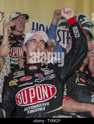 NASCAR Sprint Cup Series Championship, Ford EcoBoost 400 vincitore Jeff Gordon, che guidava auto # 24 Dupont 20 Chevrolet festeggia al Winner's Circle dopo la sua vittoria al Homestead-Miami Speedway a Homestead, Florida il 18 novembre 2012. Gordon ha completato la gara in 2:48:59 ad una velocità media di 142 km/h..UPI/Joe Marino-Bill Cantrell Foto Stock