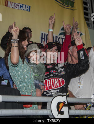 NASCAR Sprint Cup Series Championship, Ford EcoBoost 400 vincitore Jeff Gordon, che guidava auto # 24 Dupont 20 Chevrolet festeggia al vincitore il cerchio con la sua famiglia dopo la sua vittoria al Homestead-Miami Speedway a Homestead, Florida il 18 novembre 2012. Gordon ha completato la gara in 2:48:59 ad una velocità media di 142 km/h..UPI/Joe Marino-Bill Cantrell Foto Stock