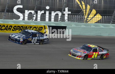 NASCAR Sprint Cup Series, campionato Ford EcoBoost 400 racer Jimmie Johnson in vettura # 48, Lowe la Chevrolet conduce Jeff Gordon, driver della vettura #24 Dupont Chevrolet, compete all'Homestead-Miami Speedway a Homestead, Florida il 18 novembre 2012..UPI/Joe Marino-Bill Cantrell Foto Stock