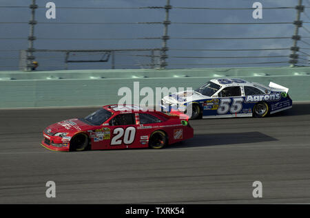 NASCAR Sprint Cup Series, campionato Ford EcoBoost 400 racer Joey Logano, driver della vettura #20 Home Depot Toyota, compete con Mark Martin in Aaron's Dream Machine Toyota al Homestead-Miami Speedway a Homestead, Florida il 18 novembre 2012..UPI/Joe Marino-Bill Cantrell Foto Stock