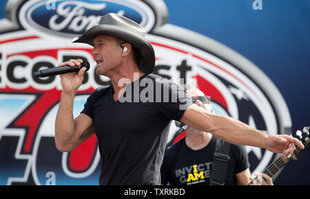 Tim McGraw esegue prima del 2015 NASCAR Sprint Cup Series Ford Ecoboost 400 gara al Homestead-Miami Speedway su Novembre 22, 2015. Foto di Joe Marino-Bill Cantrell/UPI Foto Stock