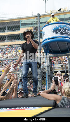 Tim McGraw esegue prima del 2015 NASCAR Sprint Cup Series Ford Ecoboost 400 gara al Homestead-Miami Speedway su Novembre 22, 2015. Foto di Joe Marino-Bill Cantrell/UPI Foto Stock
