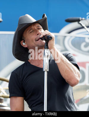 Tim McGraw esegue prima del 2015 NASCAR Sprint Cup Series Ford Ecoboost 400 gara al Homestead-Miami Speedway su Novembre 22, 2015. .Foto di Joe Marino-Bill Cantrell/UPI Foto Stock