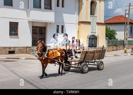 Due giovani uomini a cavallo e carrello nella rurale della Bulgaria Foto Stock