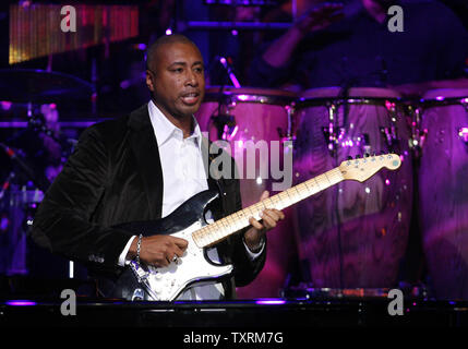 Ex New York Yankee Bernie Williams esegue sul palco durante il 2008 Latin Recording Academy persona dell'anno i premi in onore di Gloria Estefan presso il George R. Brown Convention Center di Houston, in Texas, il 12 novembre 2008. (UPI foto/Aaron M. Sprecher) Foto Stock