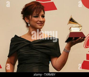 Gloria Estefan trattiene il suo premio per il miglior tradizionale album tropicale in sala stampa durante la nona edizione del Latin Grammy Awards al Toyota Center di Houston, in Texas, il 13 novembre 2008. (UPI foto/Aaron M. Sprecher) Foto Stock