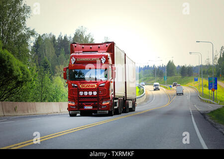 Jyvaskyla, Finlandia. Il 7 giugno 2019. Splendidamente personalizzate rosso nuovo Scania R camion con rimorchio pieno di Konnekuljetus Oy cale merci lungo l'autostrada. Foto Stock