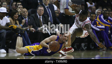 Los Angeles Lakers guard Jordan Farmar (5) e Houston Rockets guard Ron Artest (96) battaglia per il possesso della palla allentato nella prima metà del gioco 3 della Western Conference semifinali al Toyota Center di Houston, in Texas, il 8 maggio 2009. (UPI foto/Aaron M. Sprecher) Foto Stock