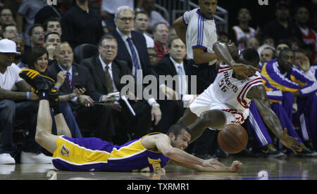 Los Angeles Lakers guard Jordan Farmar (5) e Houston Rockets guard Ron Artest (96) battaglia per il possesso della palla allentato nella prima metà del gioco 3 della Western Conference semifinali al Toyota Center di Houston, in Texas, il 8 maggio 2009. (UPI foto/Aaron M. Sprecher) Foto Stock