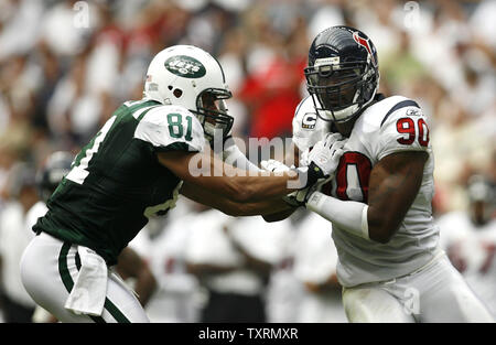 Houston Texans difensivo fine Mario Williams (90) tenta di ottenere intorno a New York getti estremità strette Dustin Keller (81) nel primo semestre al Reliant Stadium di Houston, in Texas, il 13 settembre 2009. I getti sconfitto i Texans 24-7. UPI/Aaron M. Sprecher Foto Stock