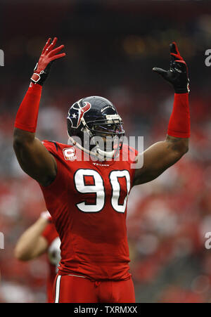 Houston Texans difensivo fine Mario Williams ottiene la folla ai loro piedi contro Jacksonville Jaguars nel primo semestre al Reliant Stadium di Houston, in Texas, il 27 settembre 2009. I giaguari hanno sconfitto i Texans 31-24. UPI/Aaron M. Sprecher Foto Stock