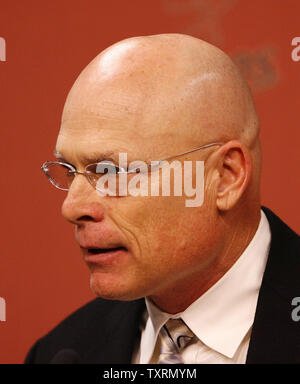 Houston Astros manager Brad Mills risolve la media al Minute Maid Park a Houston, in Texas, il 27 ottobre 2009. Mulini, chi viene a Houston dopo che serve come il banco pullman per Boston Red Sox sostituisce Cecil Cooper e Dave Clark come Houston Astros accanto a tempo pieno manager. Clark era il responsabile ad interim per il finale di 13 giochi dopo Cooper è stato licenziato. UPI/Aaron M. Sprecher Foto Stock