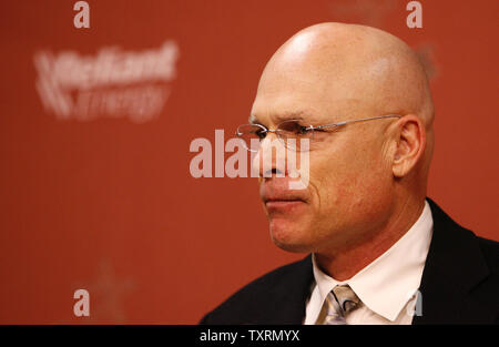 Houston Astros manager Brad Mills risolve la media al Minute Maid Park a Houston, in Texas, il 27 ottobre 2009. Mulini, chi viene a Houston dopo che serve come il banco pullman per Boston Red Sox sostituisce Cecil Cooper e Dave Clark come Houston Astros accanto a tempo pieno manager. Clark era il responsabile ad interim per il finale di 13 giochi dopo Cooper è stato licenziato. UPI/Aaron M. Sprecher Foto Stock