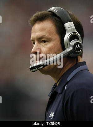 Seattle Seahawks head coach Jim Mora mostra la sua frustrazione come egli guarda il suo team prendere su Houston Texans nella seconda metà al Reliant Stadium di Houston, in Texas, il 13 dicembre 2009. I Texans sconfitto il Seahawks 34-7. UPI/Aaron M. Sprecher Foto Stock