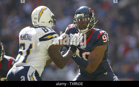 Houston Texans difensivo fine Mario Williams (90) tenta di ottenere intorno a San Diego Chargers stretto fine Randy McMichael (81) nel primo semestre al Reliant Stadium di Houston, Texas il 7 novembre 2010. Il caricabatterie ha sconfitto i texani da 29-23. UPI/Aaron M. Sprecher Foto Stock