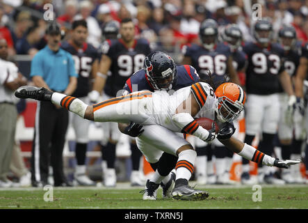 Houston Texans linebacker Mister Alexander (L) affronta Cleveland Browns kick returner Joshua Cribbs al Reliant Stadium di Houston, Texas il 6 novembre 2011. I Texans sconfitto il Browns 30-12. UPI/Aaron M. Sprecher Foto Stock