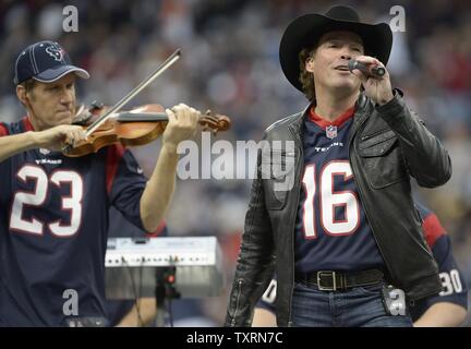 Paese stella della musica, argilla Walker esegue "è tempo di calcio in Houston' prima di Houston Texans contro Cincinnati Bengals AFC Wild Card Game al Reliant Stadium a Houston in Texas il 5 gennaio 2013. UPI/Wilf Thorne Foto Stock