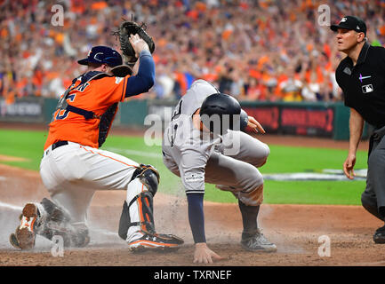 Houston Astros catcher Brian McCann tag out New York Yankees Greg Bird a casa la piastra come arbitro Ciad Fairchild rende la chiamata nella quinta inning durante il gioco 1 del ALCS al minuto effettuate Park a Houston il 13 ottobre 2017. Astros ha vinto 2-1. Foto di Kevin Dietsch/UPI Foto Stock