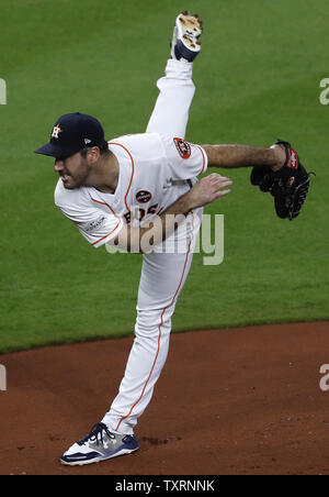 Houston Astros a partire lanciatore Justin Verlander getta contro i New York Yankees nel gioco 6 della American League campionato di serie a Minute Maid Park a Houston, in Texas, il 20 ottobre 2017. Gli Yankees portano la serie 3-2 oltre il Astros. Foto di Aaron M. Sprecher/UPI Foto Stock
