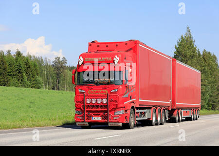 Jyvaskyla, Finlandia. Giugno 8, 2019. Splendidamente personalizzate rosso nuovo Scania R camion con rimorchio pieno di Konnekuljetus Oy cale merci lungo l'autostrada. Foto Stock