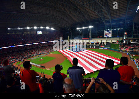 I fan di stand per l'inno nazionale come il Los Angeles Dodgers e Houston Astros linea il campo al 2017 MLB World Series gioco tre al Minute Maid Park a Houston, in Texas, il 27 ottobre 2017. Astros host dei Dodgers con la migliore delle sette serie di gioco legato 1-1. Foto di Kevin Dietsch/UPI Foto Stock