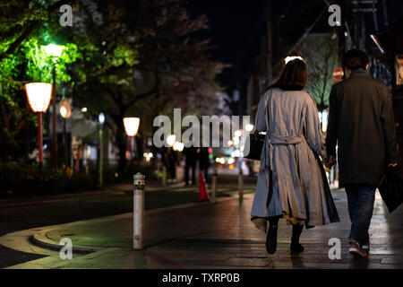 Kyoto, Giappone - 16 Aprile 2019: giovane tenendo le mani a piedi su Kiyamachi-dori street vicino vicolo Pontocho distretto di notte con lampioncini illuminati Foto Stock