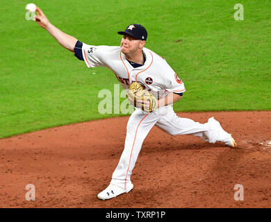 Houston Astros brocca Brad Peacock getta contro i Los Angeles Dodgers nella sesta inning del 2017 MLB World Series gioco tre al Minute Maid Park a Houston, in Texas, il 27 ottobre 2017. Astros host dei Dodgers con la migliore delle sette serie di gioco legato 1-1. Foto di Kevin Dietsch/UPI Foto Stock