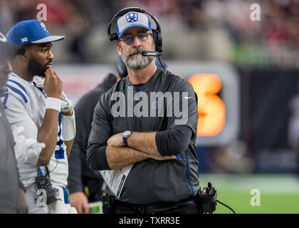 Indianapolis Colts head coach Frank Reich guarda giù il marginale nel secondo trimestre del loro Wild Card gioco di spareggio contro Houston Texans al NRG Stadium di Houston il 5 gennaio 2019. Foto di Trask Smith/UPI Foto Stock