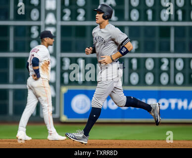 Aaron giudice dei New York Yankees capi di terzo contro Houston Astros nel 7 inning al Minute Maid Park a Houston il 10 aprile 2019. Foto di Trask Smith/UPI Foto Stock